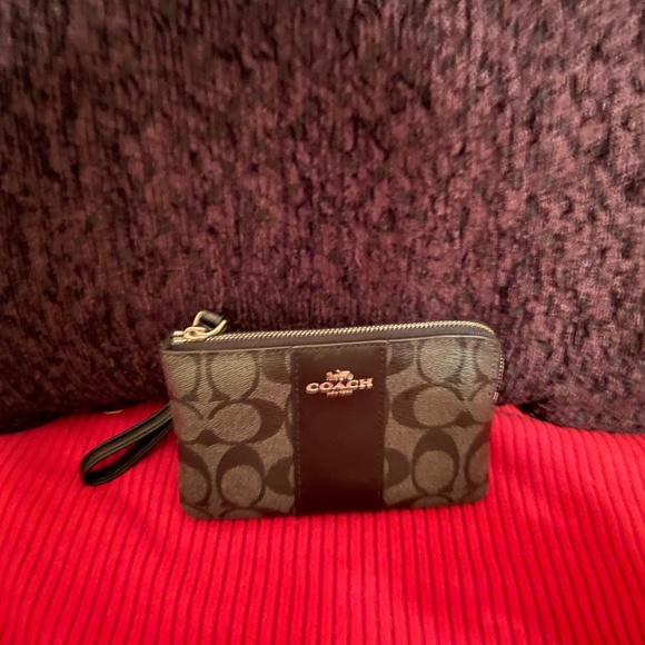 Cute and sassy Coach wrist wallet! - Picture 1 of 3